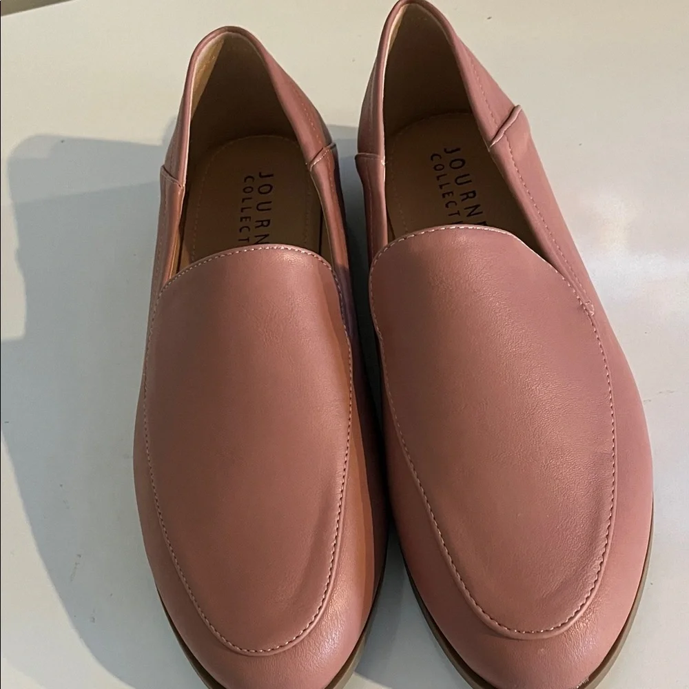 Journee Collection Women's‎ Wide With true comfort, foam slip on Flats Size W 9